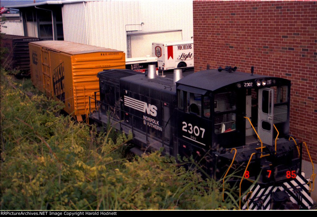 NS 2307 works the Budweiser warehouse, down below Glenwood Yard